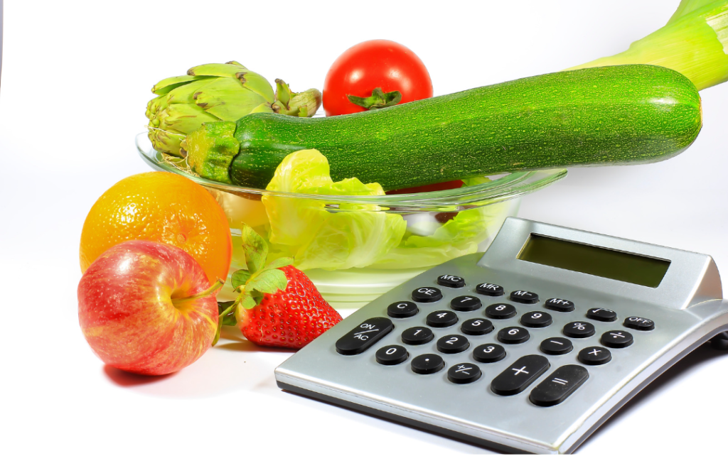frutas e verduras com calculadora para contagem de calorias em uma dieta balanceada
