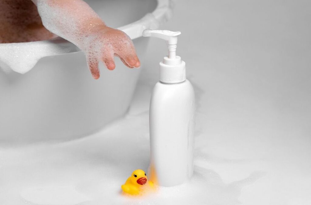 bebê usando produto pra banho com ingredientes nocivos