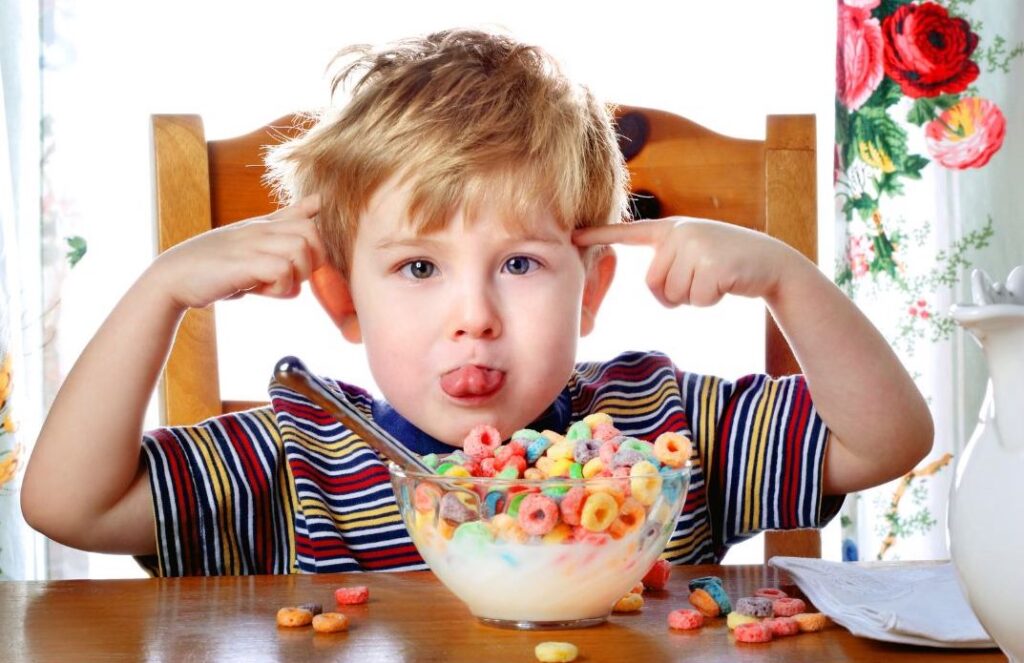 criança comendo cereal com aromatizantes